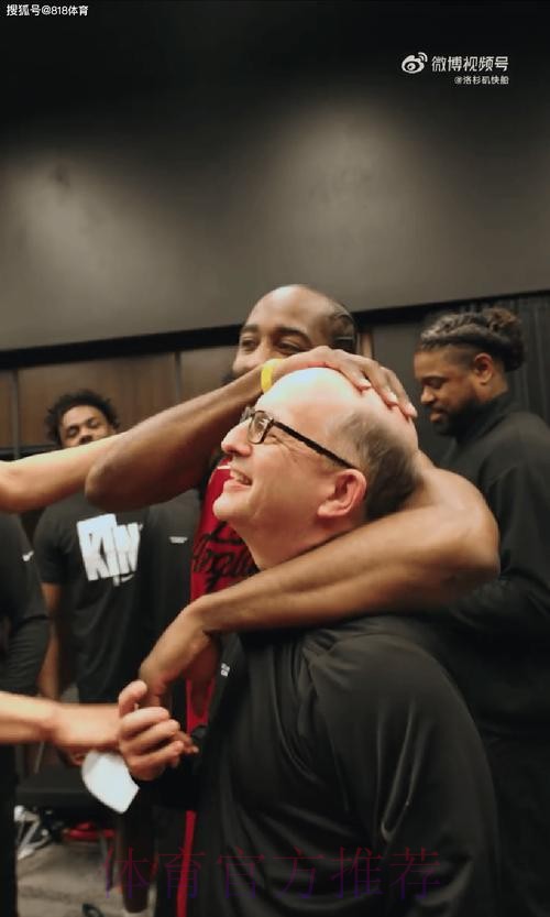 快船全员在哈登的带领下为杰夫-范甘迪唱生日歌